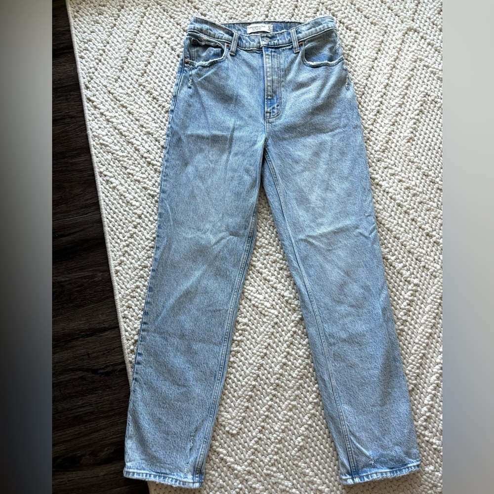 Abercrombie Ultra High Rise 90s Straight Jean - Light - 27 Regular
